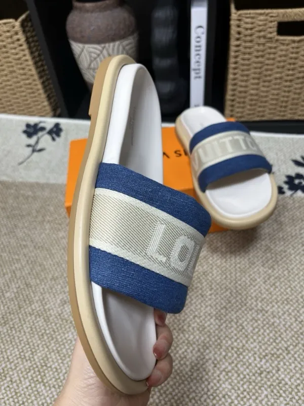 P320💰[New model] Long-term availability, 2025 new model, couple model [LOUlS VUlTTON] comes with drawer box, bag, card, invoice "Louis Vuitton ~ unique modern sandals. 》LV counter purchasing 🏃Men's and women's casual slippers, sold at the same time at the counter, the original old flower material upper is soft and comfortable, (refuses to discolor and rub the feet) sole: original factory special combination original sole, code number: 35--46 4 multiple colors 🉑️ to choose from